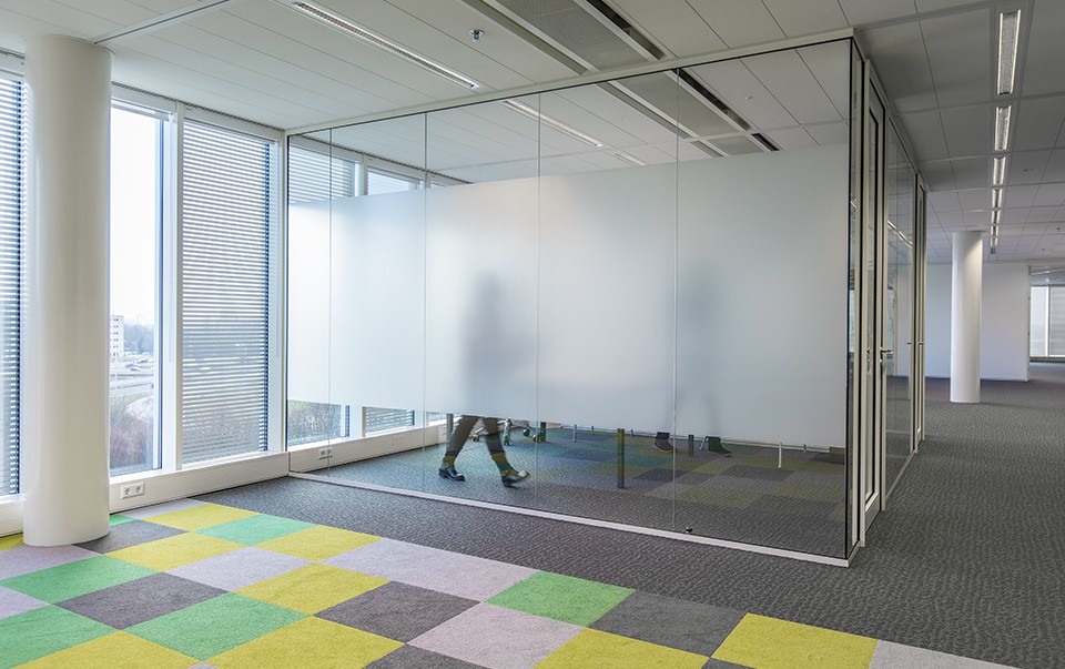 Frosted-Glass-Partitions ۲ شیشه مات در دفاتر اداری
