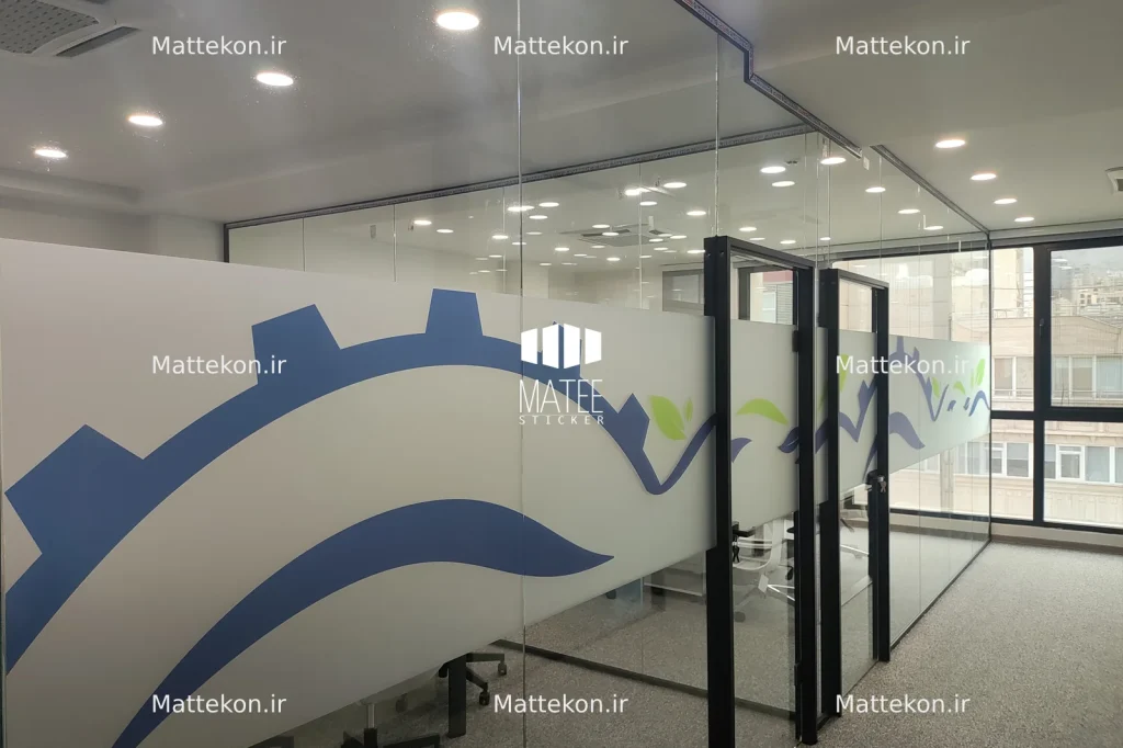 نمای نزدیک از نصب تمیز استیکر مات روی لتهای شیشه پارتیشن (تهران سعادتآباد)